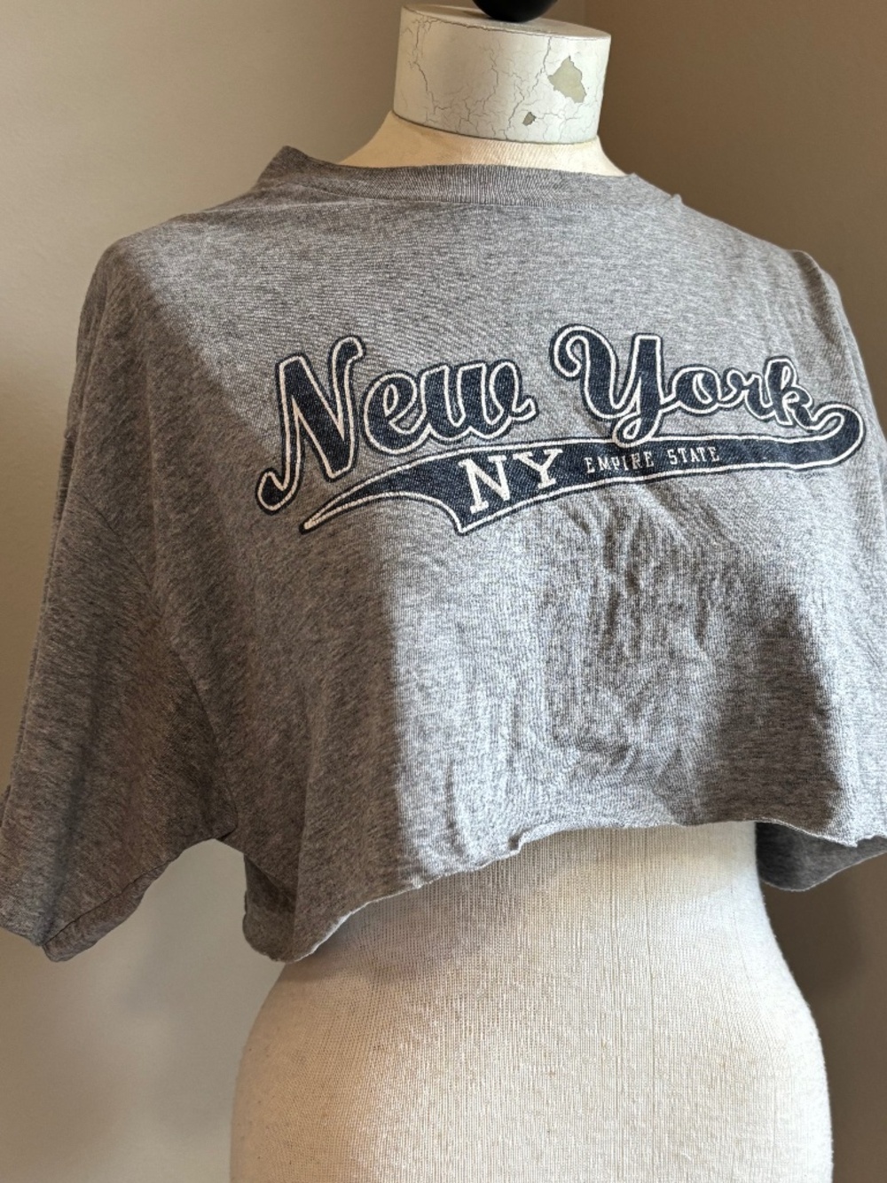 Raw edge cropped New York tee